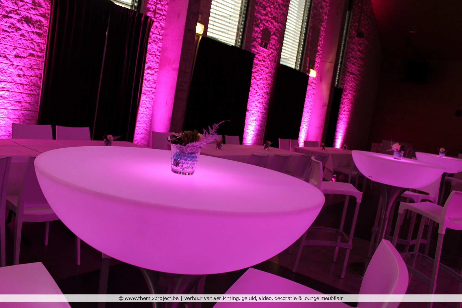 Nieuw in de verhuur: luxe led verlichte design staantafels